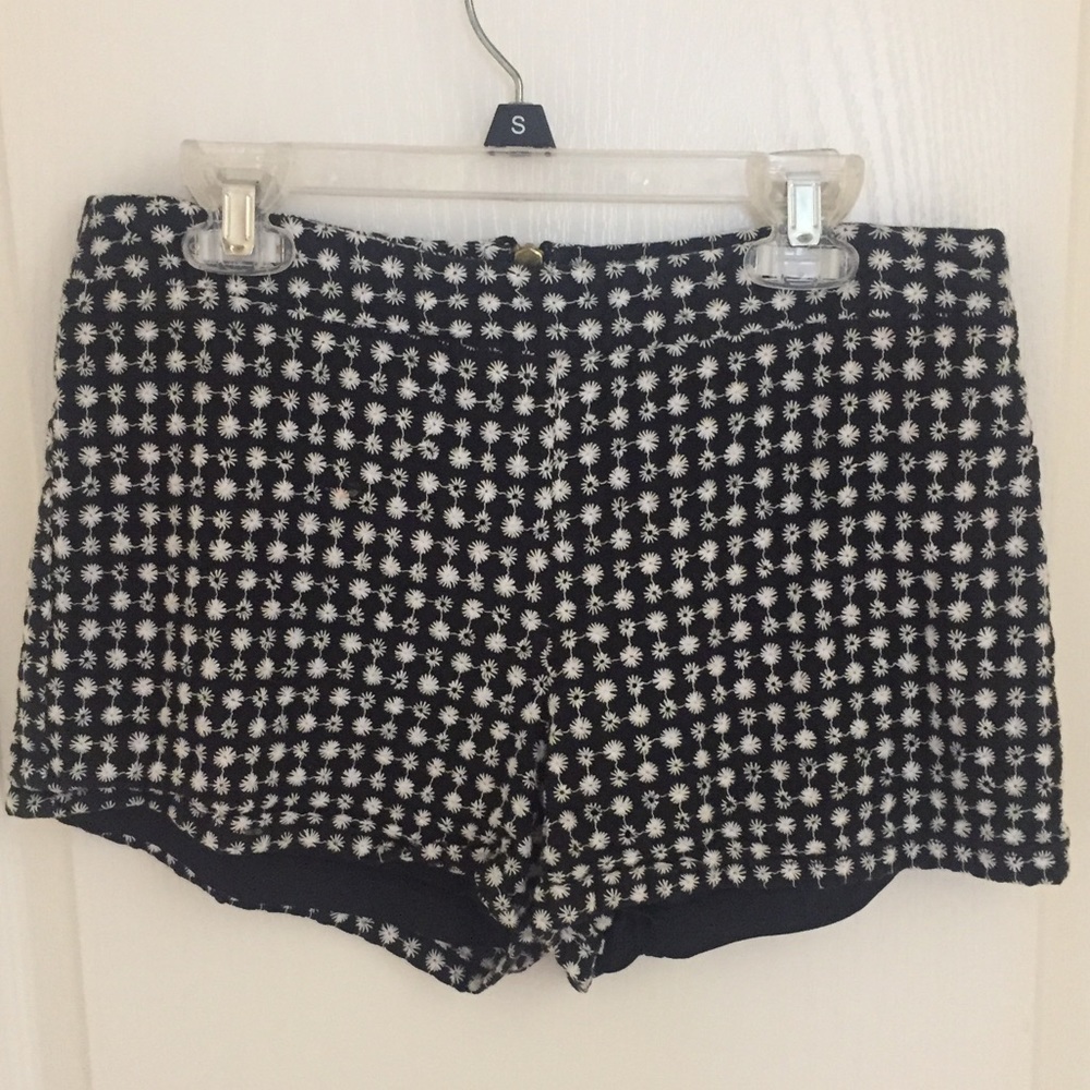 Mid rise, embroidered shorts